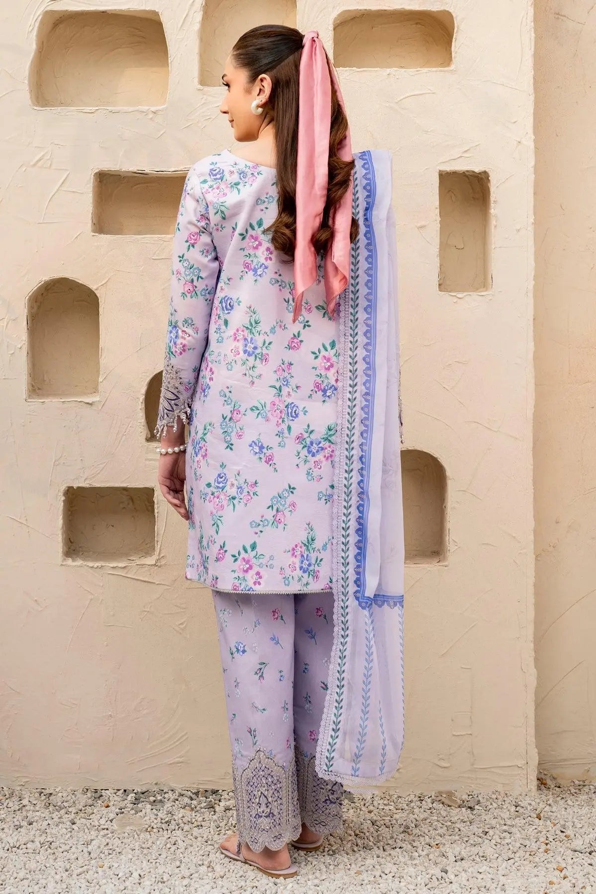 3 pc lawn Embroidery suit