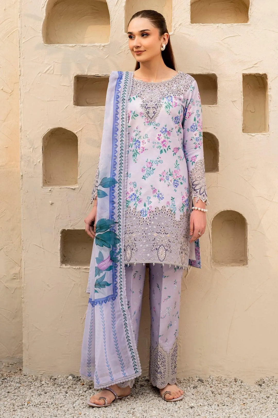 3 pc lawn Embroidery suit
